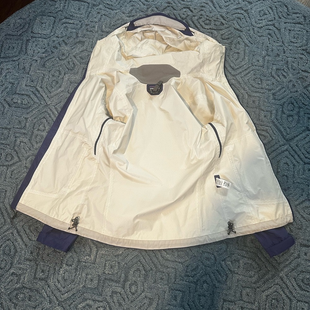 Patagonia Women’s Torrentshell Rain Jacket - Picture 7 of 10
